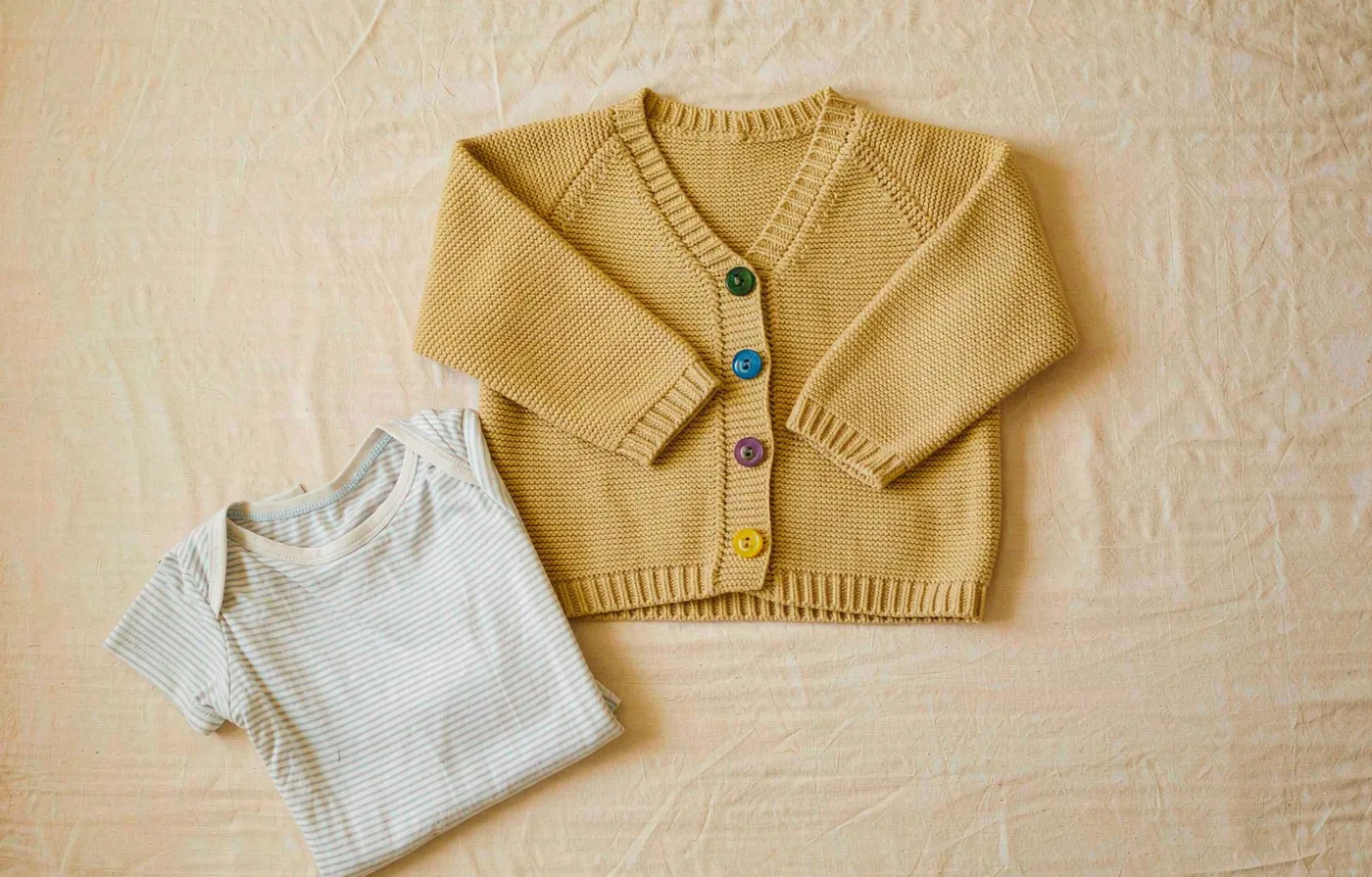 Children's knitted cardigan with safety-tested resin buttons